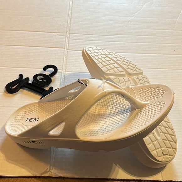 NWT-island surf Company-men’s 8 women’s 10-white-wave ll flip-flop thong sandals - Picture 1 of 7